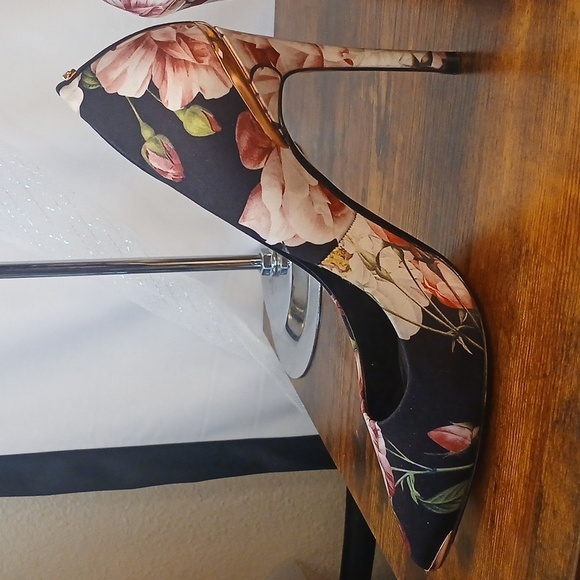 Ted Baker Black and Red Floral Heels Size 38.5 Or Womens Size 8 - Picture 5 of 8